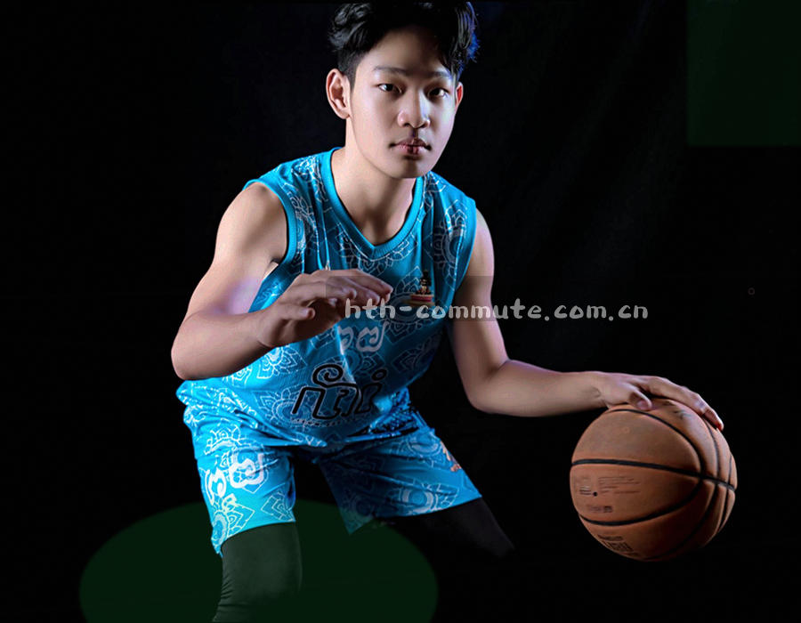 两块折叠面板一开一合，标题行与摘要行的层级清晰
